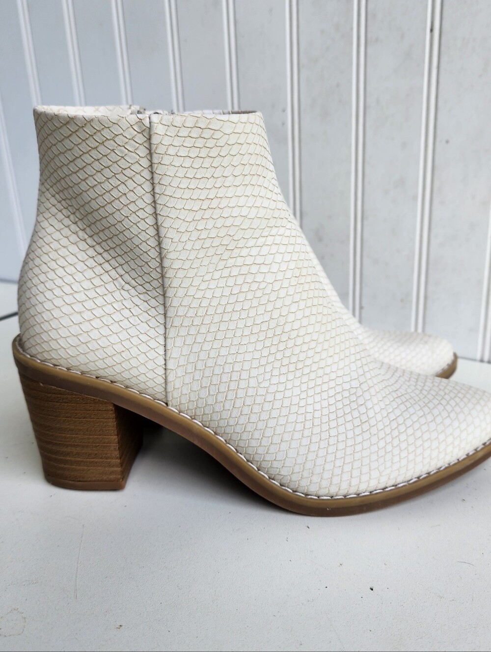 Universal Thread Off White Faux Snakeskin Textired Zip Ankle Booties Women's 6